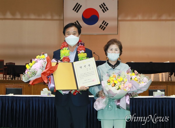   "함양" 선거구 경남도의원 보궐선거에서 당선한 무소속 김재웅 당선인.