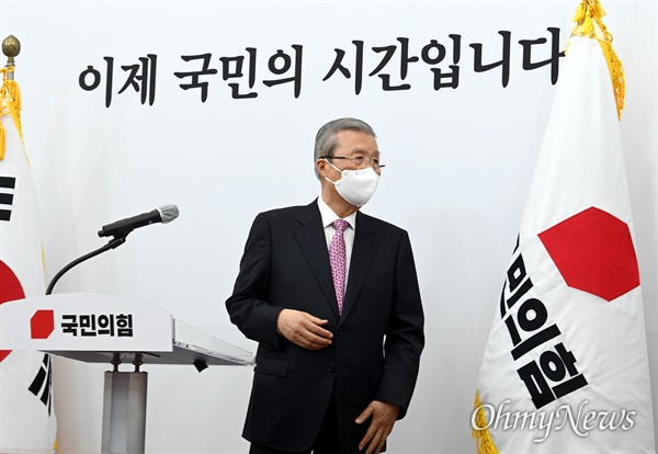 김종인 국민의힘 비대위원장이 8일 오전 국회에서 기자회견을 마친후 회견장을 나서고 있다.
