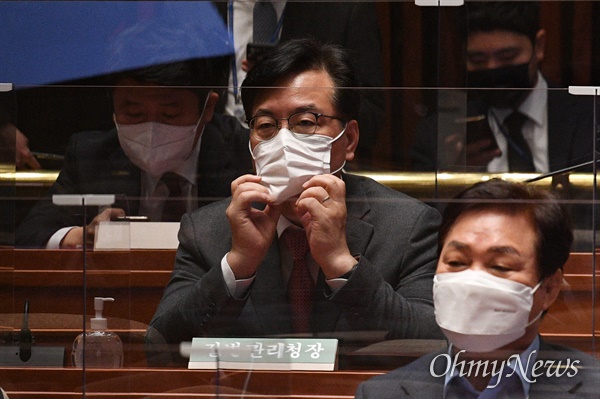  4.7 재보궐선거 개표상활실에서 물의를 빚었던 송언석 국민의힘 의원이 8일 오전 서울 여의도 국회에서 열린 의원총회에 참석해 마스크를 고쳐쓰고 있다. 송언석 의원은 7일 개표상활실에서 본인의 자리가 마련되지 않았다는 이유로 당직자들에게 욕설과 폭언, 발길질 등 폭행을 저지른 것으로 알려졌다.