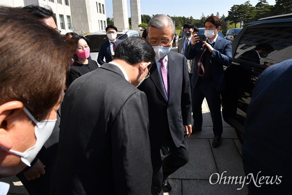 4.7 재보궐선거를 마지막으로 퇴임하는 김종인 국민의힘 비상대책위원장이 8일 오전 서울 여의도 국회를 나서며 주호영 원내대표의 배웅을 받고 있다.