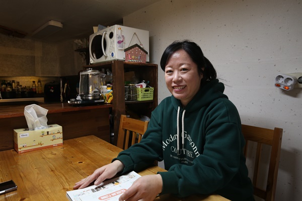 극단 '배꼽' 연출가 진유리(42)씨는 1년 전 죽리마을에 정착해 남편 그리고 두 아이와 함께 거주하고 있다.