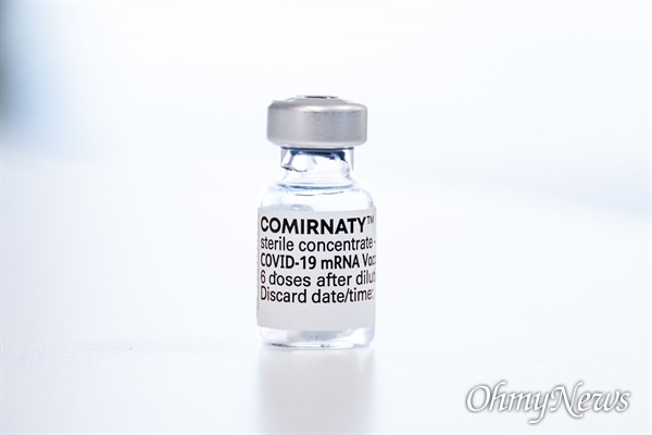 서울 성동구 코로나19 예방접종센터에서 접종 중인 화이자 백신