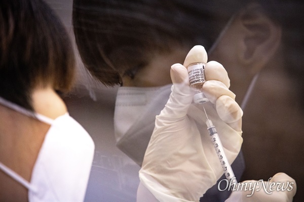 8일 오후 서울 성동구 코로나19 예방접종센터에서 접종 중인 화이자 백신을 파견 나온 서울대병원 간호사가 7명이 맞을 수 있도록 주사기로 옮기고 있다.