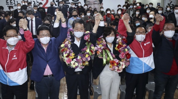 7일 저녁4.7 울산 남구청장 재선거 승리가 확정되자 서동욱 국민의힘 당선자가 국민의힘 정치인들과 함게 손을 들어올리고 있다