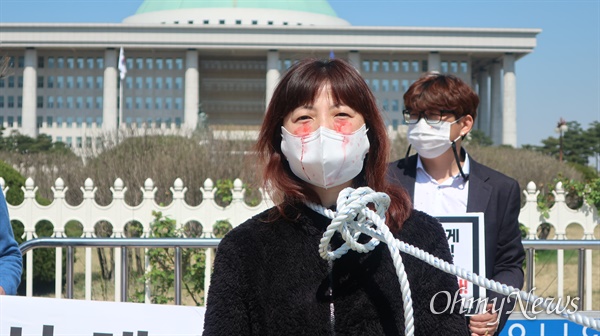 사단법인 대한당구장협회 소속 회원들이 8일 오전 서울 영등포구 국회 앞에서 기자회견을 진행했다.