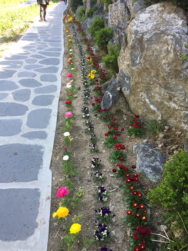 심곡천 산책로에 꽃길이 조성되어 있다.