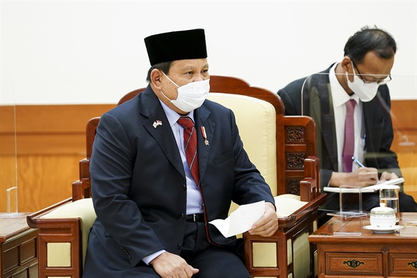 프라보워 수비안토 인도네시아 국방 장관이 8일 청와대를 방문해 문재인 대통령을 예방하고 있다. 