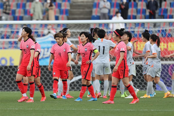  8일 오후 경기 고양종합운동장에서 열린 도쿄올림픽 여자축구 아시아 최종예선 플레이오프(PO) 1차전 한국과 중국의 경기에서 2대 1로 패배한 한국선수들이 아쉬워하고 있다 . 