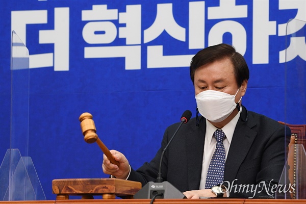 더불어민주당 도종환 비상대책위원장이 9일 서울 여의도 국회에서 열린 첫 비상대책위원회의를 주재하고 있다.