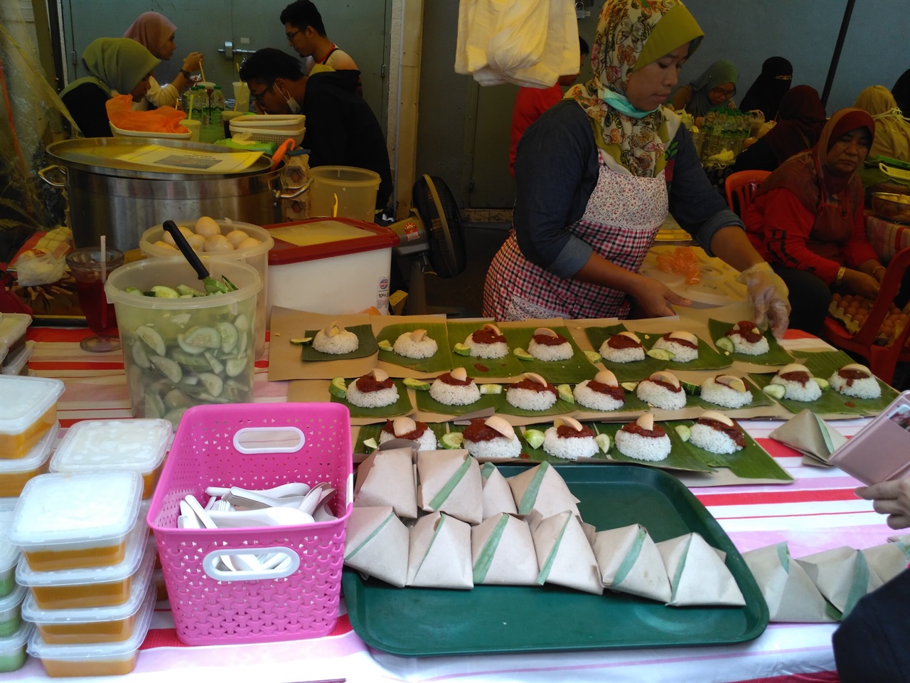 라마단 기간 각 지역 라마단 바자에서 일몰 후 먹을 다양한 음식을 요리해 판매하고 있다. 