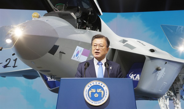 문재인 대통령이 9일 경남 사천시 한국항공우주산업(KAI) 고정익동에서 열린 한국형전투기 보라매(KF-21) 시제기 출고식에서 기념연설을 하고 있다.