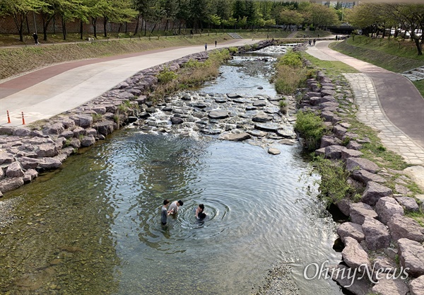 10일 오후 김해장유 대청계곡에서 청소년들이 물놀이를 하고 있다.