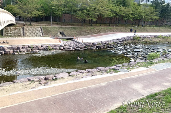 10일 오후 김해장유 대청계곡에서 청소년들이 물놀이를 하고 있다.