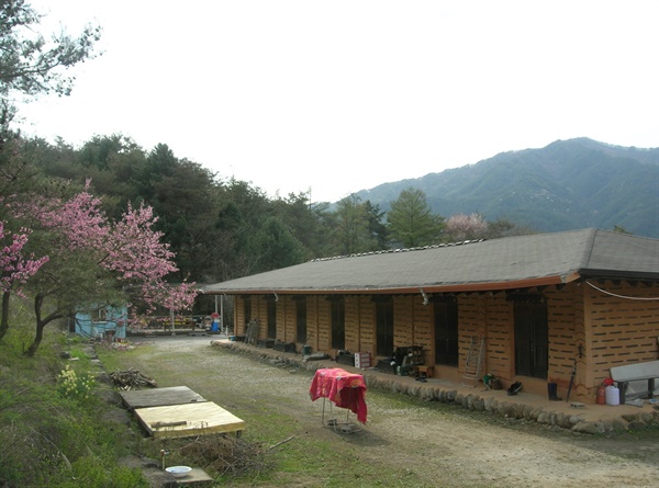 스님들의 수행공간이었던 화림원을 공동체 숙소로 사용하고 있다.