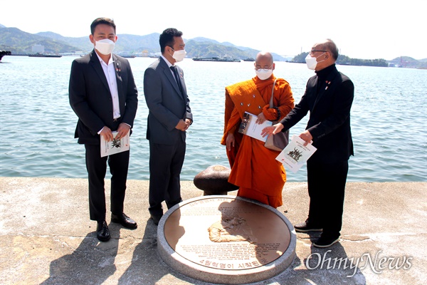 4월 11일 창원마산 김주열열사 시신인양지에서 "제61주년 4.11민주항쟁 기념, 김주열 열사 추모식"이 열렸다. 사진은 김영만 김주열열사기념사업회 고문이 미얀마 출신 위쑤따 스님과 조우모아 한국미얀마연대 대표 등한테 조형물에 대해 설명하고 있다.