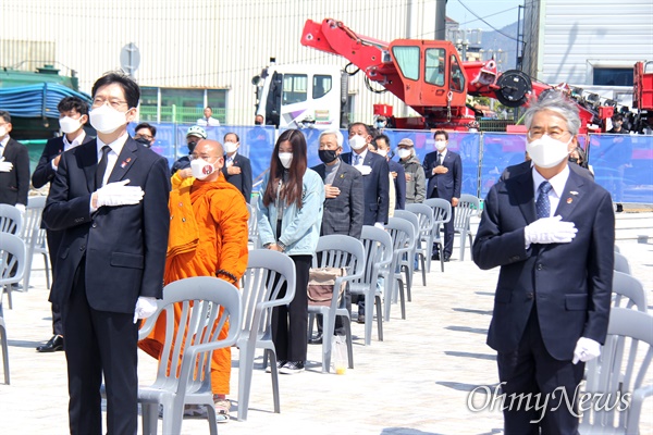 4월 11일 창원마산 김주열열사 시신인양지에서 열린 "제61주년 4.11민주항쟁 기념, 김주열 열사 추모식". 국민의례.