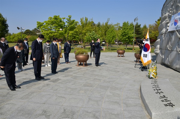 김경수 지사, 경남항일독립운동기념탑 참배.