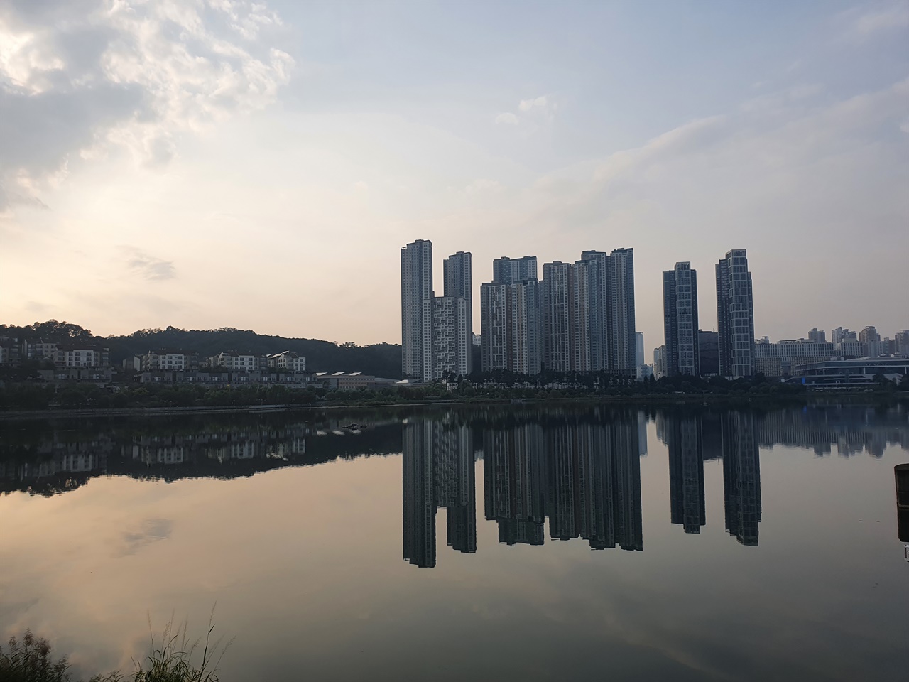 광교신도시에 자리잡은 광교호수공원은 도심과 자연이 어우러진 최고의 호수공원이라 평가받고 있다. 그 명성이 수원을 넘어 전국에 알려지며 많은 외지인들이 호수공원을 방문하고 있다.