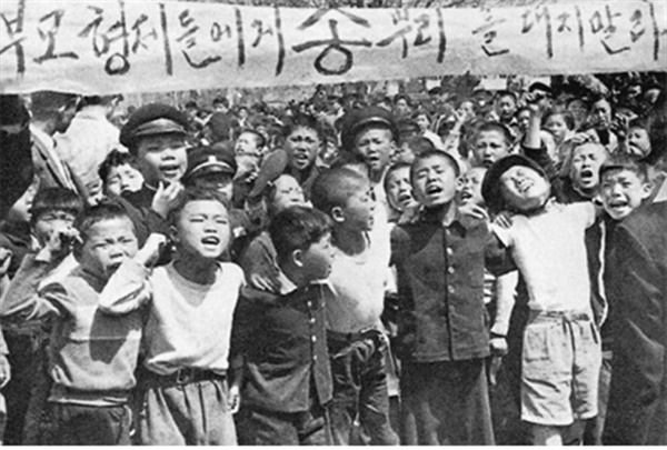 1960년 4.19혁명 당시 초등학생(당시 국민학교)들이 시위에 나선 모습.