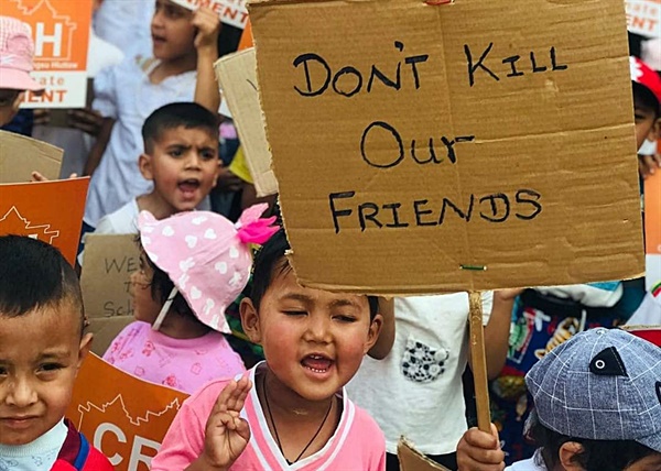 미얀마 군부 쿠데타로 인한 '시민 불복종 운동'에 '알파(α) 세대'로 불리는 어린 아이들까지 참여하고 있다. 사진은 4월 11일 만달레이주 모곡시의 모습.
