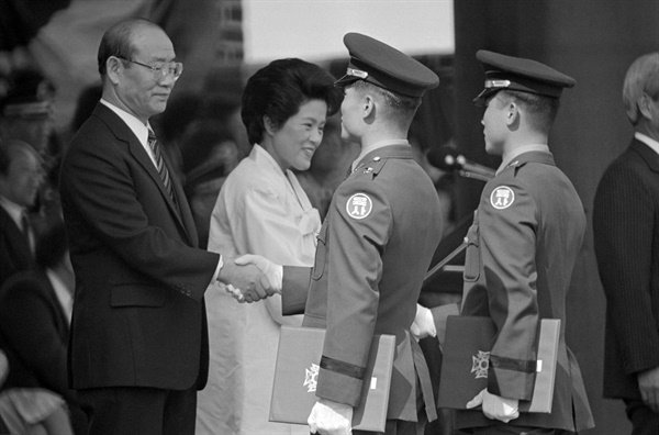  전두환 당시 대통령과 부인 이순자씨가 제42기 육군사관학교 졸업식에 참석해 임관한 졸업생과 악수하며 격려하고 있다. 1986.3.27 