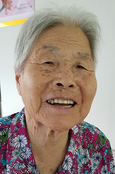 현재 요양원에서 생활하고 있는 이경환(1935~  ) 할머니는 2014년부터 치매를 앓으면서 과거의 기억을 상당 부분 잃었다. 사진은 2019년 8월 요양원에서.