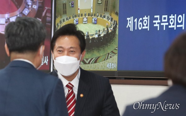 오세훈 서울시장이 13일 오전 정부서울청사에서 화상으로 열리는 국무회의에 참석하고 있다.