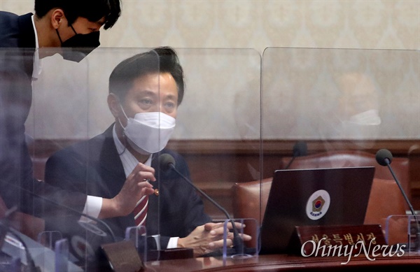 오세훈 서울시장이 13일 오전 정부서울청사에서 화상으로 열리는 국무회의에 참석하고 있다.