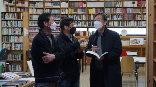 홍동밝맑도서관에서 필자(오른쪽)와 인터뷰를 하고 있는 홍성 유기농의 정상진(왼쪽) 전 대표와 조대성(가운데) 대표.
