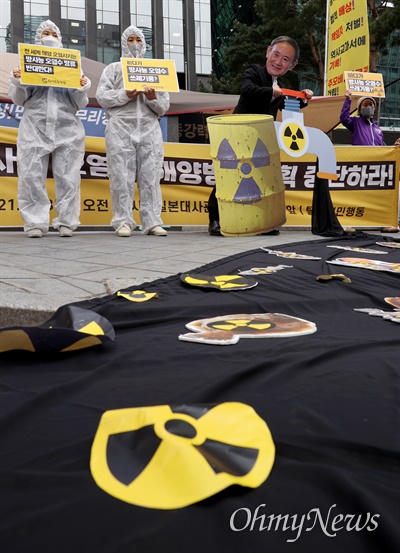 탈핵시민행동 소속 활동가와 시민들이 13일 오전 서울 종로구 옛 주한 일본대사관 앞에서 기자회견을 열고 일본 정부의 후쿠시마 제1원자력발전소 오염수 해양 방출 결정을 규탄하는 퍼포먼스를 벌이고 있다.
