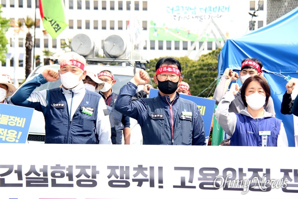 전국건설노동조합 경남건설기계지부는 13일 경남도청 정문 앞에서 기자회견을 열어 "건설안전특별법 제정, 건설노동자 고용안정 보장 투쟁"을 결의했다.