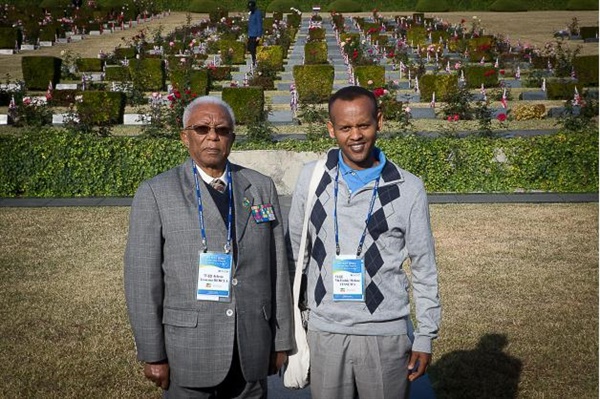 고 멜레세 테세마 에티오피아 한국전 참전용사협회장이 지난 2014년 재방한 당시 아들과 함께 찍은 기념사진.