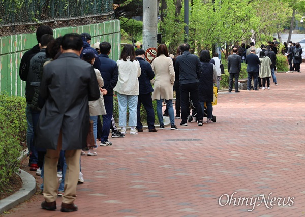 13일 오후 서울 서초구보건소에 설치된 코로나19 선별진료소에서 검사를 받기 위해 많은 시민들이 길게 줄을 서 대기하고 있다.