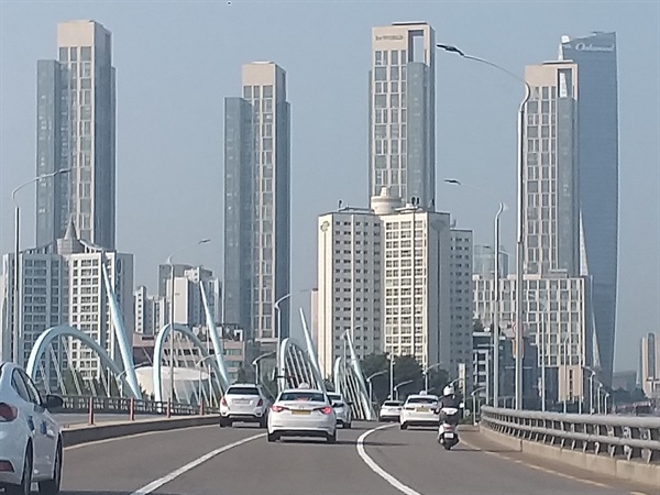 구 송도와 신 송도 사이의 바다를 건너 도시에 집입하면 웅장한 위용의 스카이라인이 방문객을 영접한다.