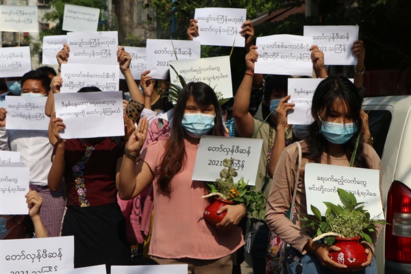 4월 13일 한국의 음력설과 같은 '띤잔(Thingyan)'을 맞아 미얀마인들이 양곤에서 희생자를 추모하고 군부 쿠데타 및 독재에 저항하는 평화시위를 벌이고 있다. 