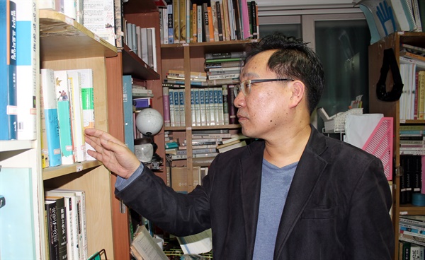 김종성 기자의 서재에는 2500여권의 장서가 쌓여있다.