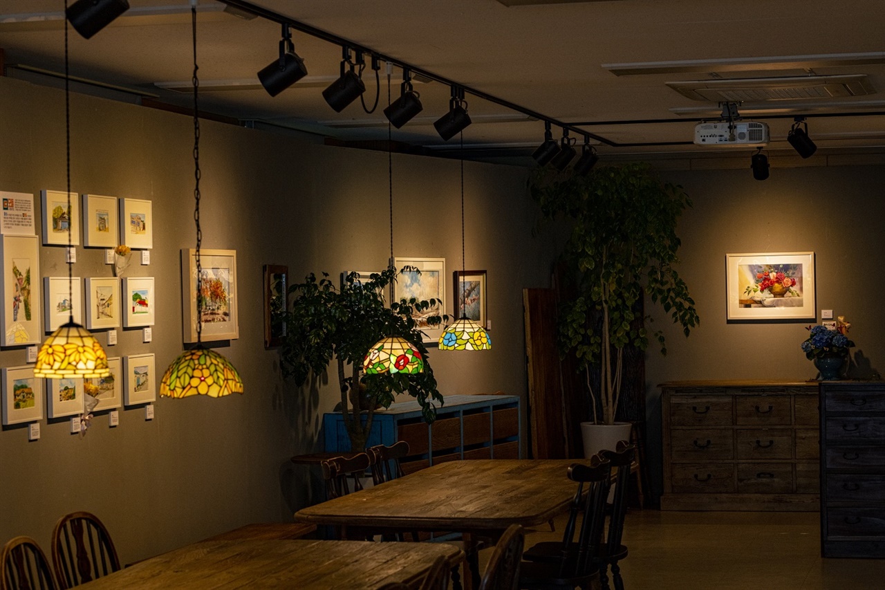 홍성군 서부면에 위치한 전망좋은 ‘짙은 갤러리’ 카페에서 홍성의 아름다운 풍경을 담은 ‘모들’회원들의 작품과 강 대표의 수채화작품을 함께 전시하는 기획전이 열리고 있다. 