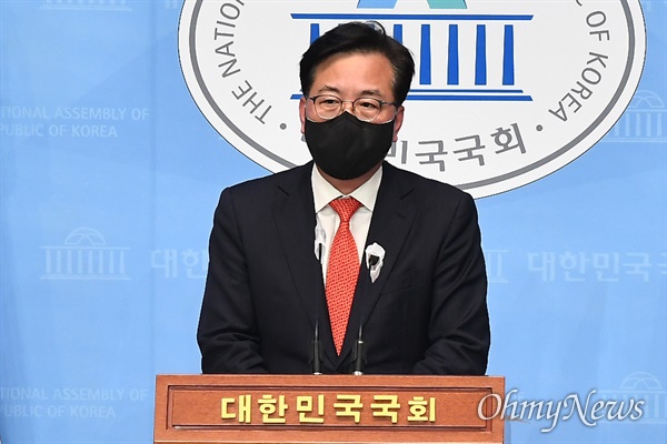 '당직자 폭행'으로 물의를 일으켰던 국민의힘 송언석 의원이 14일 서울 여의도 국회 소통관에서 탈당 기자회견을 하며 사과하고 있다.
