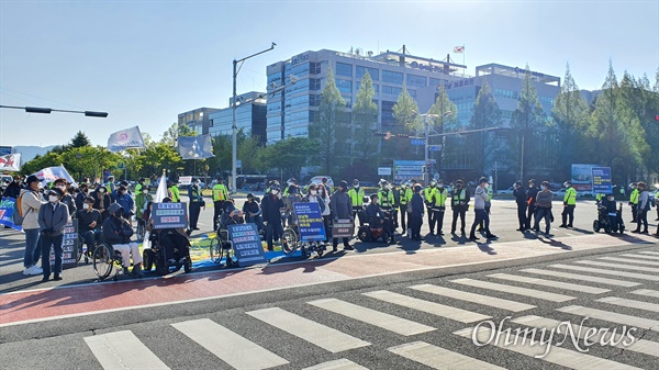 경남자립생활권리보장위원회는 14일 오후 경남도청 정문 앞에서 ‘투쟁 시위’를 벌이고 있다.