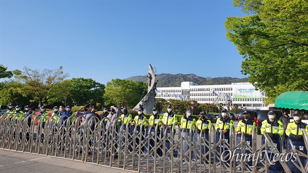  경남자립생활권리보장위원회는 14일 오후 경남도청 정문 앞에서 ‘투쟁 시위’를 벌이고 있다.