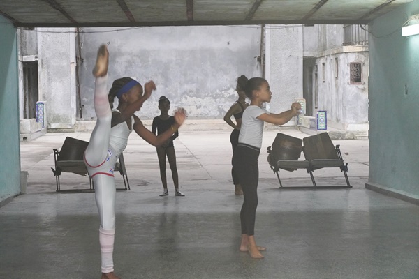 발레를 배우는 쿠바 아이들