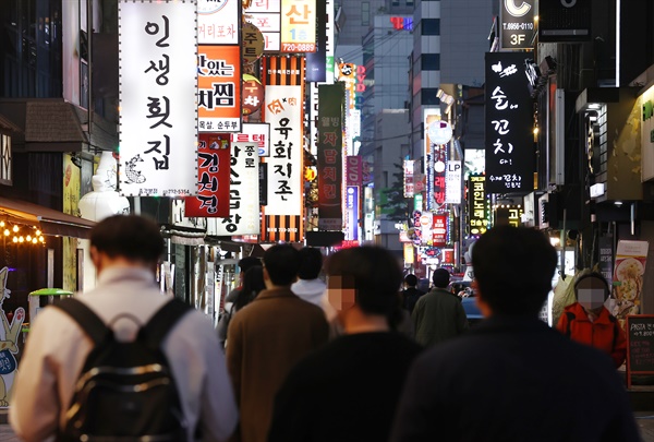 코로나19 신규 확진자가 급증하면서 거리두기 단계 상향 등 정부의 방역대응 수위가 주목되고 있는 14일 오후 시민들이 서울 종로구 종각젊음의거리를 걷고 있다.