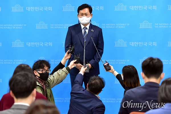 더불어민주당 송영길 의원이 15일 오후 서울 여의도 국회 소통관에서 당 대표 출마선언 기자회견을 하고 있다.