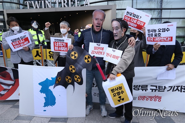 민중공동행동이 15일 오전 서울 종로구 주한일본대사관이 입주한 건물 앞에서 일본정부의 후쿠시마 방사능 오염수 방류 규탄 기자회견을 열고 있다. 