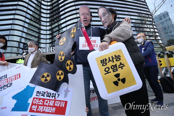 민중공동행동이 15일 오전 서울 종로구 주한일본대사관이 입주한 건물 앞에서 일본정부의 후쿠시마 방사능 오염수 방류 규탄 기자회견을 열고 있다.