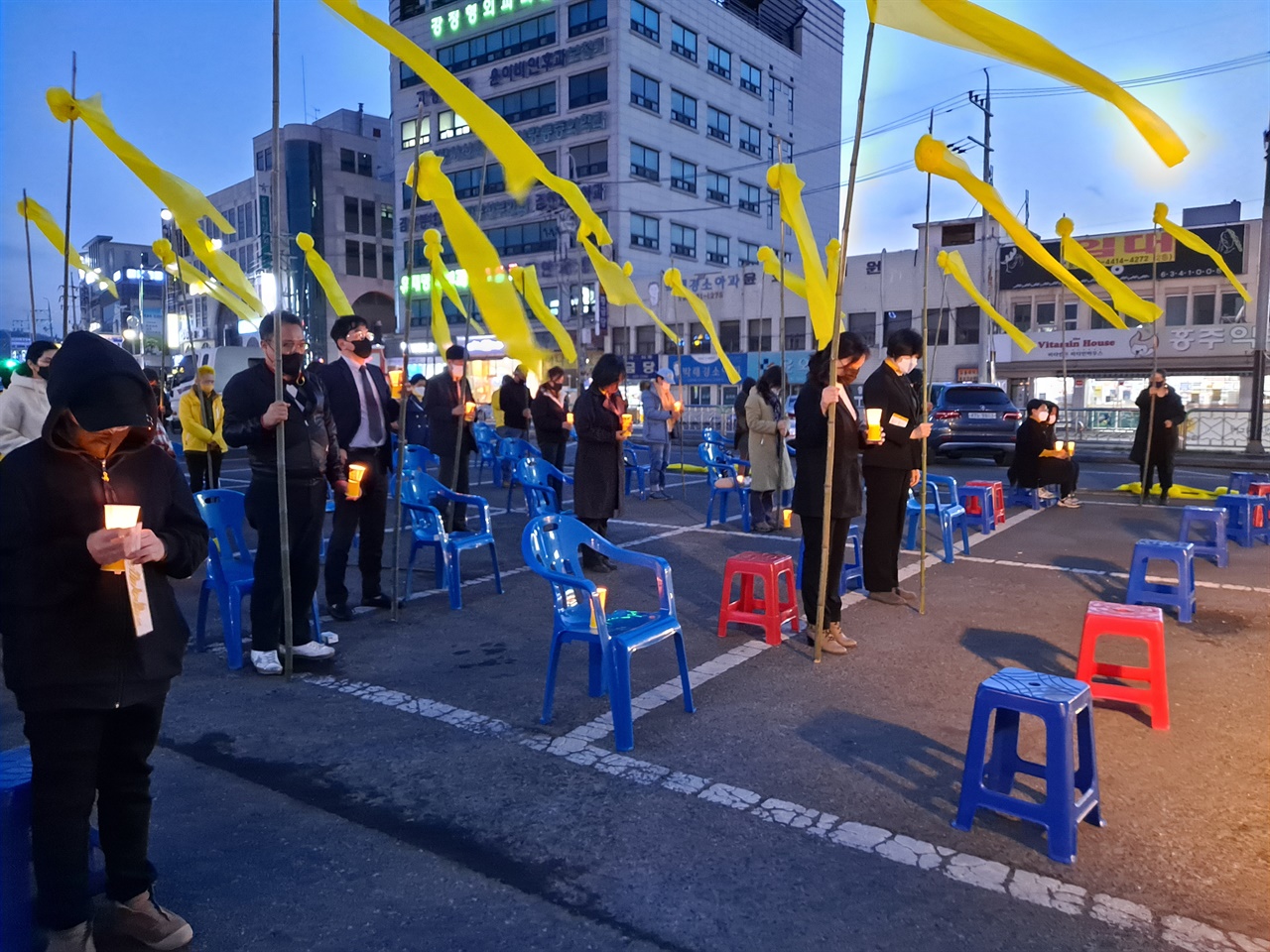 7주기 홍성 세월호 희생자 추모 촛불 문화제에 참석한 시민들이 세월호 희생자를 추모하며 묵념을 하고 있다.  