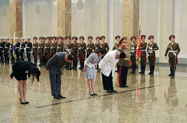 지난 2021년 4월 15일 김정은 북한 국무위원장은 김일성 주석의 시신이 안치된 평양 금수산태양궁전을 부인 리설주 여사와 함께 참배했다. 2021.4.16 
