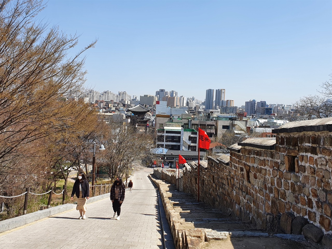 팔달문에서 팔달산으로 이어지는 성곽길 수원 화성의 성벽길은 산과 평지, 강을 따라 나있다. 그중 가장 난이도가 높은 구간은 팔달산 구간이라 할 수 있는데 비록 힘들지만 주위를 조망할 수 있는 장점이 있다. 