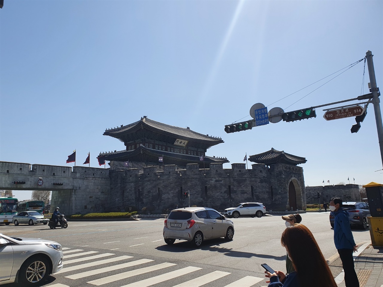 수원 화성의 정문인 장안문은 크기가 서울의 숭례문보다 크고 웅장하다. 한때 성벽이 끊겨 외로운 섬같은 처지였지만 복원공사로 인해 다시 성벽이 이어져 있다.