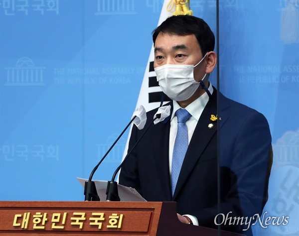 더불어민주당 김용민 의원이 16일 서울 여의도 국회 소통관에서 최고위원 출마 선언을 하고 있다. 